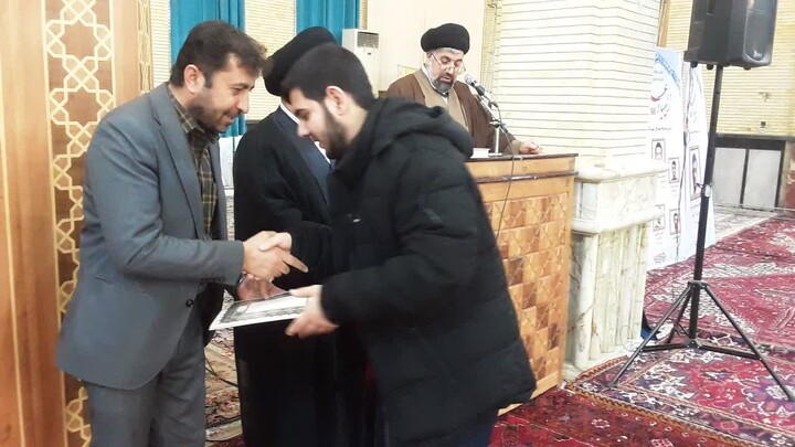 تصاویر / تجلیل از رتبه‌های برتر المپیادهای علمی و راهیافتگان به مرحله کشوری حوزه‌ علمیه منطقه بناب در نماز جمعه این شهرستان