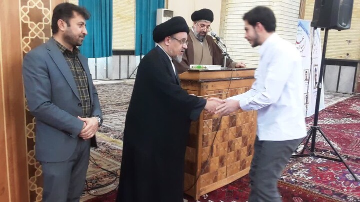 تصاویر / تجلیل از رتبه‌های برتر المپیادهای علمی و راهیافتگان به مرحله کشوری حوزه‌ علمیه منطقه بناب در نماز جمعه این شهرستان