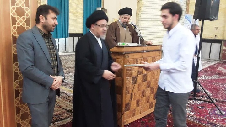 تصاویر / تجلیل از رتبه‌های برتر المپیادهای علمی و راهیافتگان به مرحله کشوری حوزه‌ علمیه منطقه بناب در نماز جمعه این شهرستان