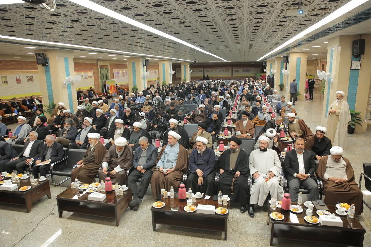 मशहद; पाँचवीं अंतरराष्ट्रीय अरबईन कॉन्फ़्रेंस संपन्न अरबईन पूरी तरह एक जन आंदोलन है। मुकर्रेन