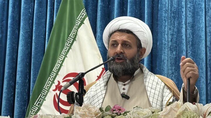 دشمن به دنبال تغییر هویت ملت ایران است