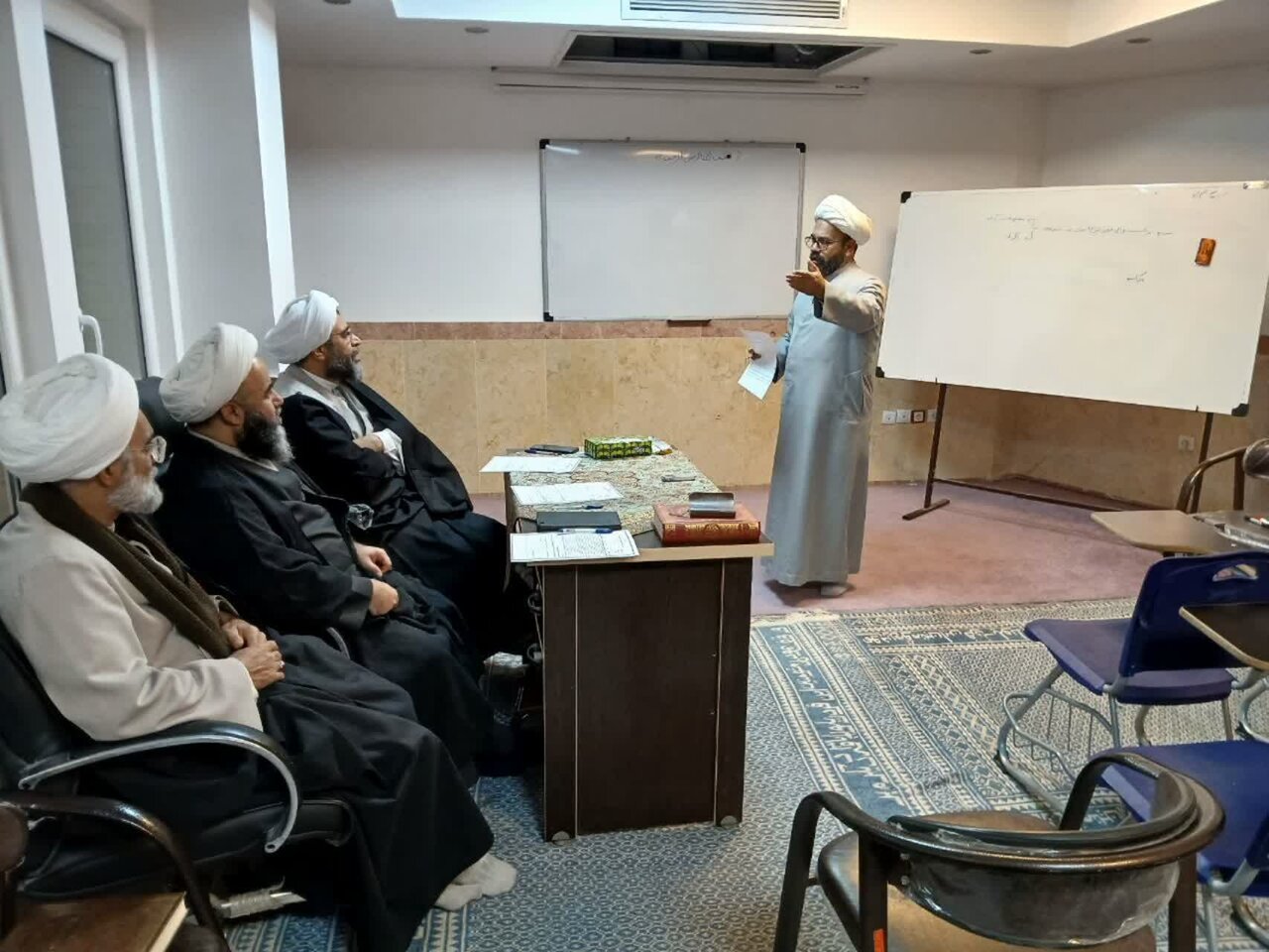 آزمون ارزیابی اساتید سطوح عالی حوزه علمیه یزد برگزار شد+تصاویر