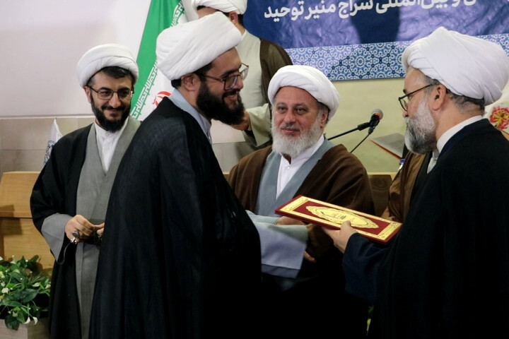 تصاویر/ آیین گرامی‌داشت هفته پژوهش و رونمایی از آثار جدید مؤسسه آموزشی، پژوهشی و بین‌المللی سراج منیر توحید