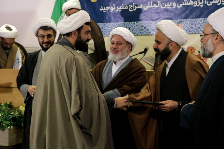 تصاویر/ آیین گرامی‌داشت هفته پژوهش و رونمایی از آثار جدید مؤسسه آموزشی، پژوهشی و بین‌المللی سراج منیر توحید