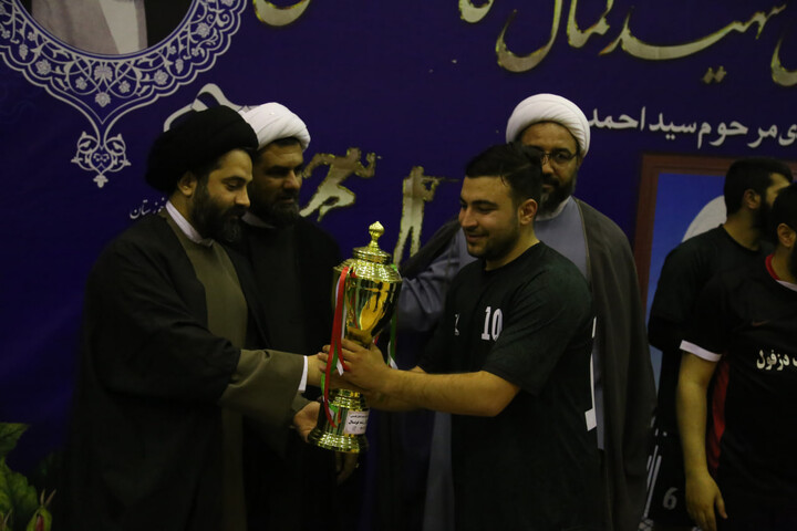 تصاویر/مدرسه علمیه آیت الله قاضی(ره) دزفول قهرمان مسابقات فوتسال جشنواره فرهنگی ورزشی مدارس علمیه استان خوزستان شد.