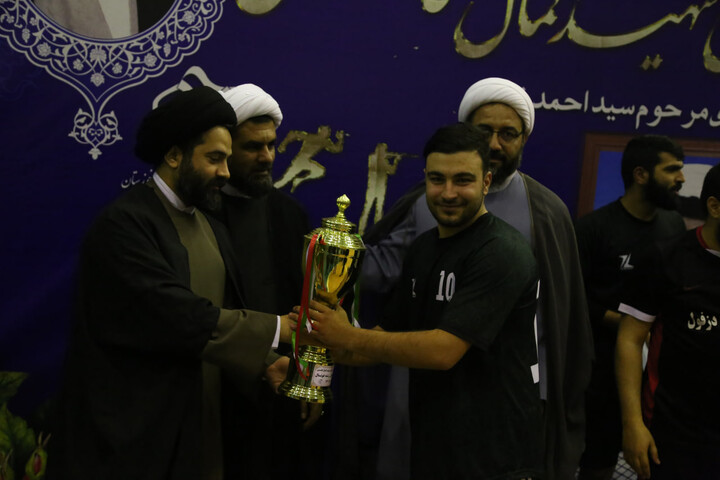 تصاویر/مدرسه علمیه آیت الله قاضی(ره) دزفول قهرمان مسابقات فوتسال جشنواره فرهنگی ورزشی مدارس علمیه استان خوزستان شد.