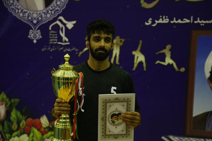 تصاویر/مدرسه علمیه آیت الله قاضی(ره) دزفول قهرمان مسابقات فوتسال جشنواره فرهنگی ورزشی مدارس علمیه استان خوزستان شد.