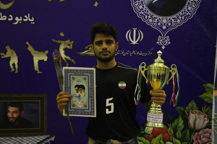 تصاویر/مدرسه علمیه آیت الله قاضی(ره) دزفول قهرمان مسابقات فوتسال جشنواره فرهنگی ورزشی مدارس علمیه استان خوزستان شد.