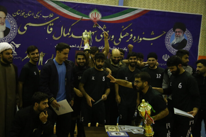 تصاویر/مدرسه علمیه آیت الله قاضی(ره) دزفول قهرمان مسابقات فوتسال جشنواره فرهنگی ورزشی مدارس علمیه استان خوزستان شد.