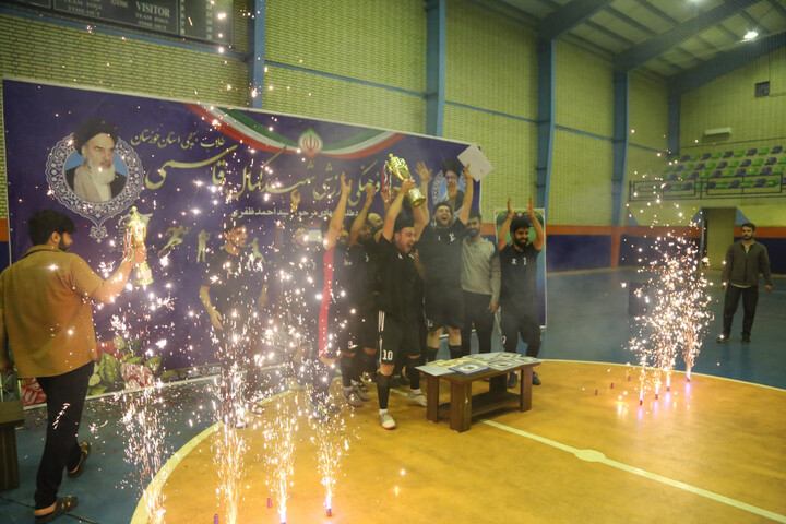 تصاویر/مدرسه علمیه آیت الله قاضی(ره) دزفول قهرمان مسابقات فوتسال جشنواره فرهنگی ورزشی مدارس علمیه استان خوزستان شد.