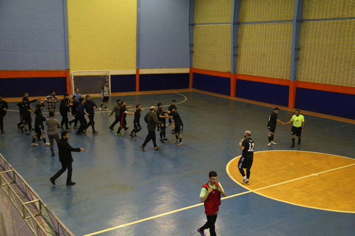 تصاویر/مدرسه علمیه آیت الله قاضی(ره) دزفول قهرمان مسابقات فوتسال جشنواره فرهنگی ورزشی مدارس علمیه استان خوزستان شد.