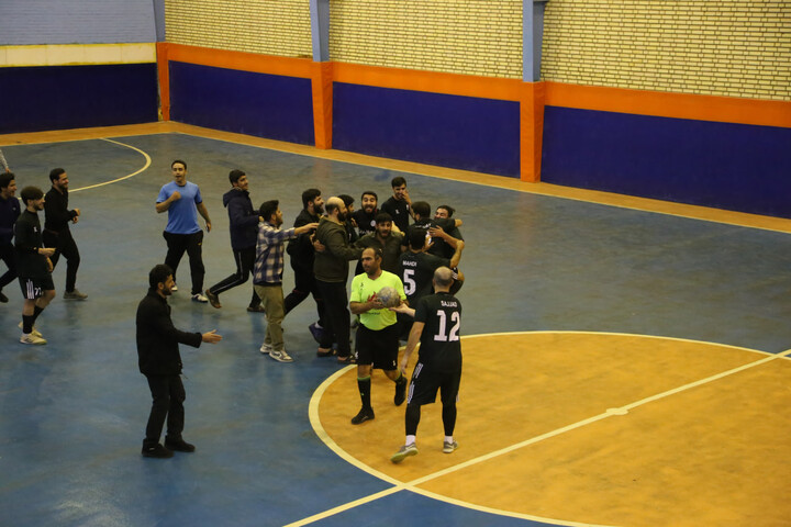 تصاویر/مدرسه علمیه آیت الله قاضی(ره) دزفول قهرمان مسابقات فوتسال جشنواره فرهنگی ورزشی مدارس علمیه استان خوزستان شد.