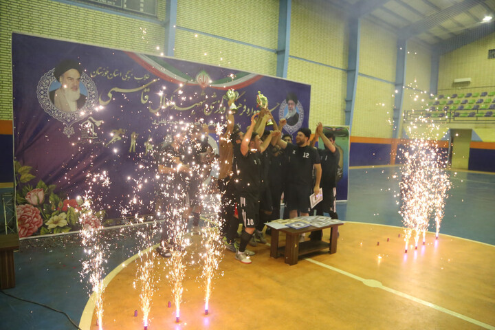 تصاویر/مدرسه علمیه آیت الله قاضی(ره) دزفول قهرمان مسابقات فوتسال جشنواره فرهنگی ورزشی مدارس علمیه استان خوزستان شد.