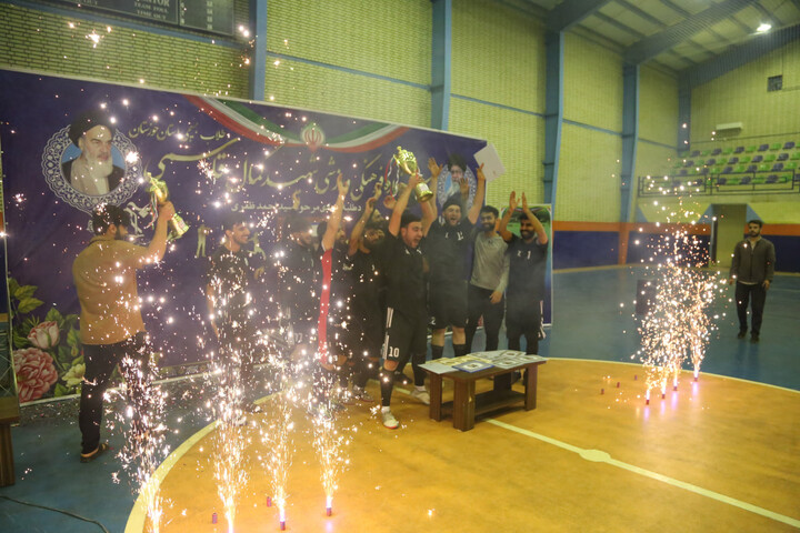 تصاویر/مدرسه علمیه آیت الله قاضی(ره) دزفول قهرمان مسابقات فوتسال جشنواره فرهنگی ورزشی مدارس علمیه استان خوزستان شد.