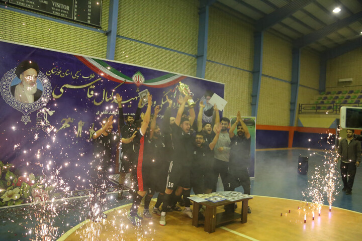 تصاویر/مدرسه علمیه آیت الله قاضی(ره) دزفول قهرمان مسابقات فوتسال جشنواره فرهنگی ورزشی مدارس علمیه استان خوزستان شد.