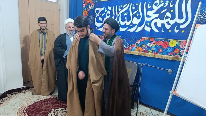 تصاویر/جشن عباگذاری طلاب در مدرسه علمیه امام خمینی(ره)شهرستان خمین