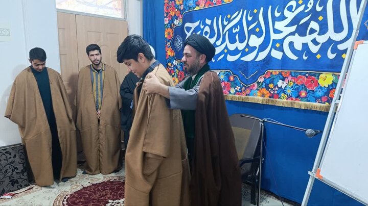 تصاویر/جشن عباگذاری طلاب در مدرسه علمیه امام خمینی(ره)شهرستان خمین