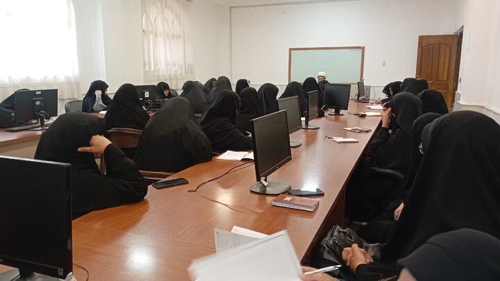 تصاویر/ نشست علمی پژوهشی و تربیتی در مدرسه علمیه تخصصی حضرت زینب کبری(س) رفسنجان