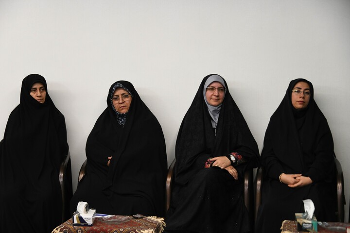 تصاویر|دیدار اعضاء ستاد بزرگداشت مقام زن و روز مادر اصفهان با امام جمعه