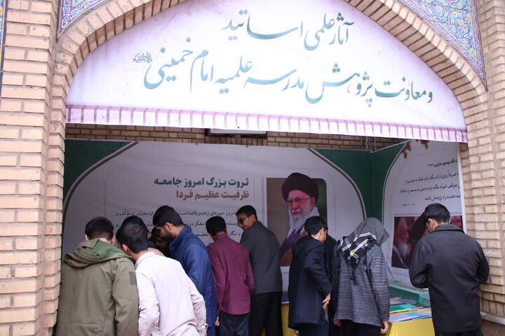 تصاویر/آیین افتتاحیه نمایشگاه آثار علمی طلاب مدرسه علمیه امام خمینی(ره) اهواز