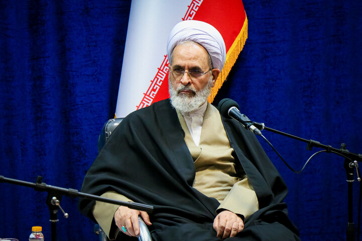 تصاویر/ دیدار استاندار همراه با معاونان و فرمانداران استان قم با آیت الله اعرافی