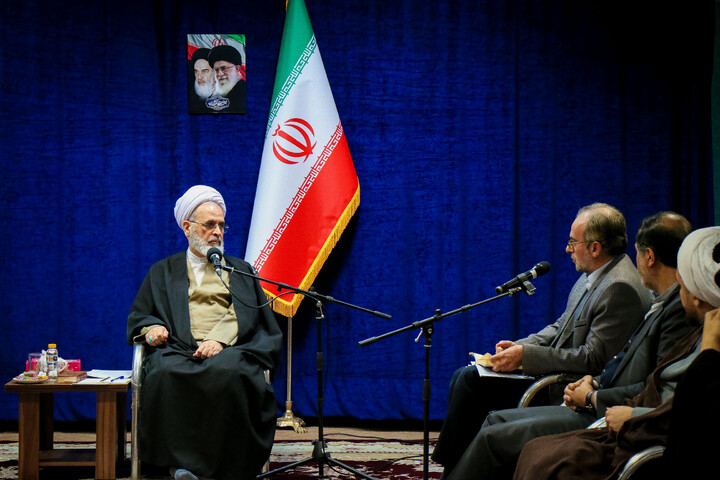 تصاویر/ دیدار استاندار همراه با معاونان و فرمانداران استان قم با آیت الله اعرافی