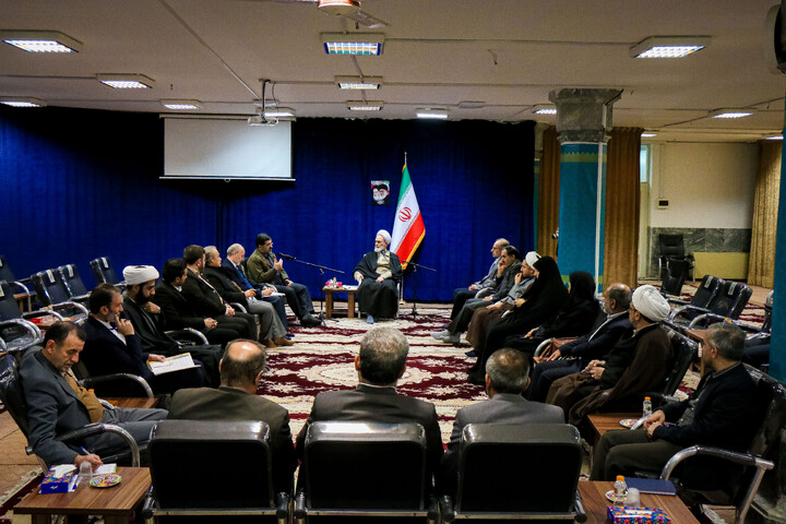 تصاویر/ دیدار استاندار همراه با معاونان و فرمانداران استان قم با آیت الله اعرافی