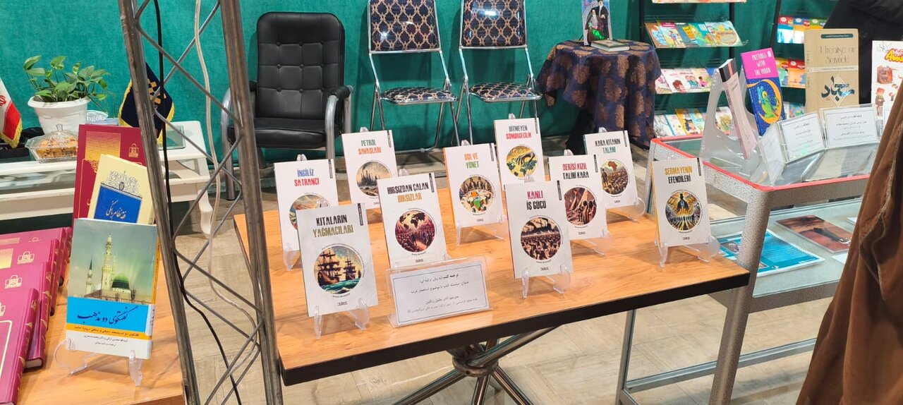 Ayetullah Erâkî Hekimhâne Yayınları’nın Eserlerini Ziyaret Etti