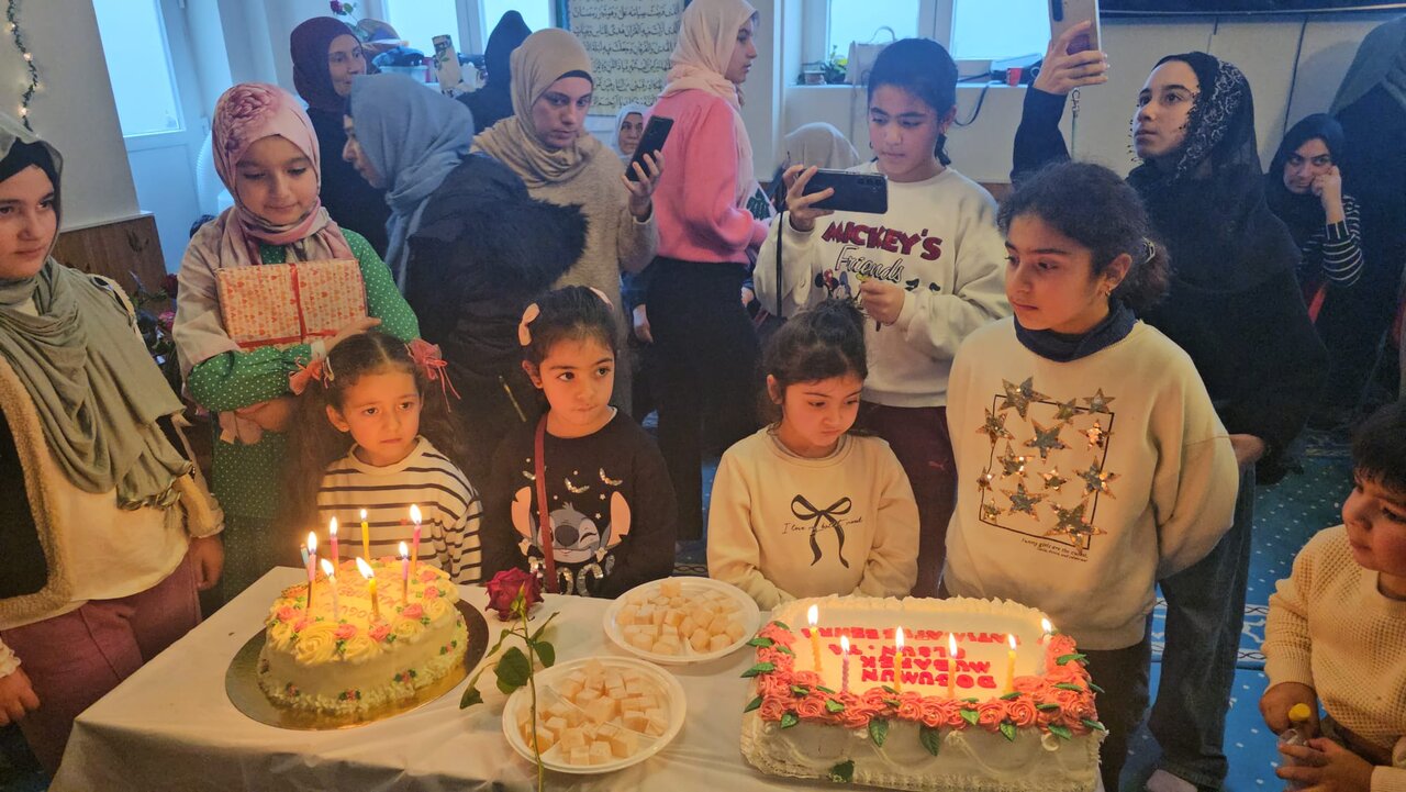 Brüksel’de Anneler ve Kız Çocuklarına Özel Hz. Fatıma’nın (s.a.) Doğum Günü Programı Yoğun İlgi Gördü