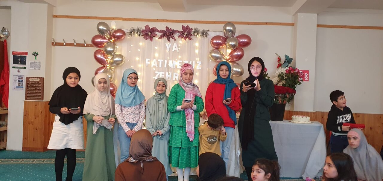 Brüksel’de Anneler ve Kız Çocuklarına Özel Hz. Fatıma’nın (s.a.) Doğum Günü Programı Yoğun İlgi Gördü