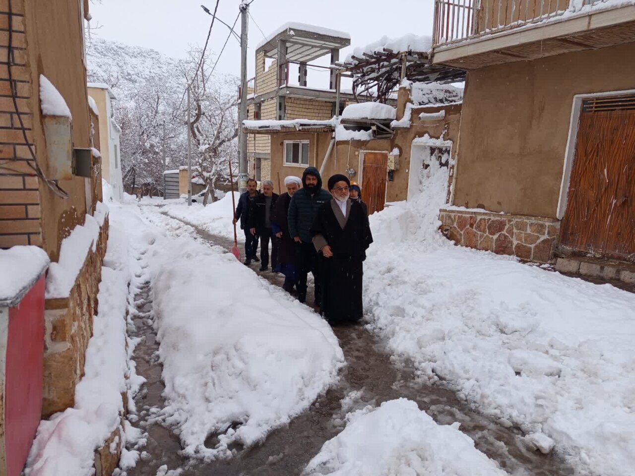 امام جمعه نطنز وضعیت راههای مواصلاتی در روزهای سرد و برفی منطقه را بررسی کرد+تصاویر