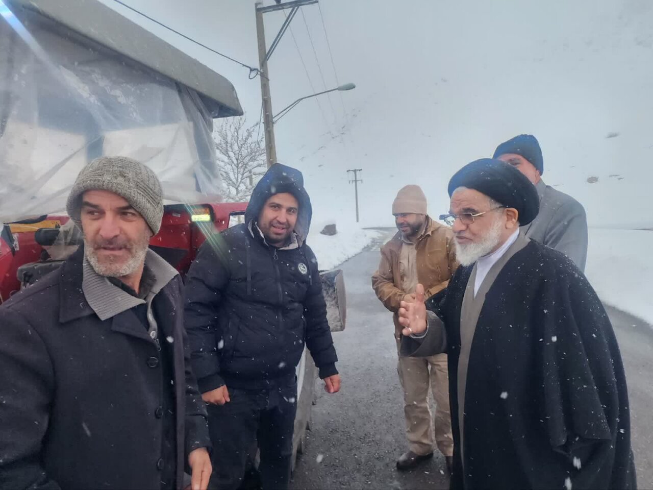 امام جمعه نطنز وضعیت راه‌های مواصلاتی در روزهای سرد و برفی منطقه را بررسی کرد+تصاویر