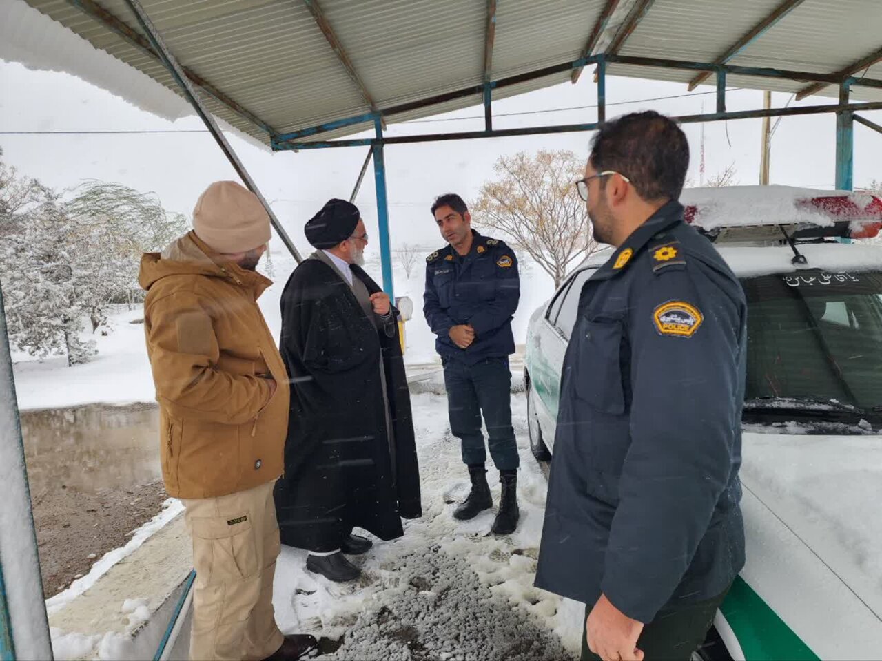 امام جمعه نطنز وضعیت راههای مواصلاتی در روزهای سرد و برفی منطقه را بررسی کرد+تصاویر