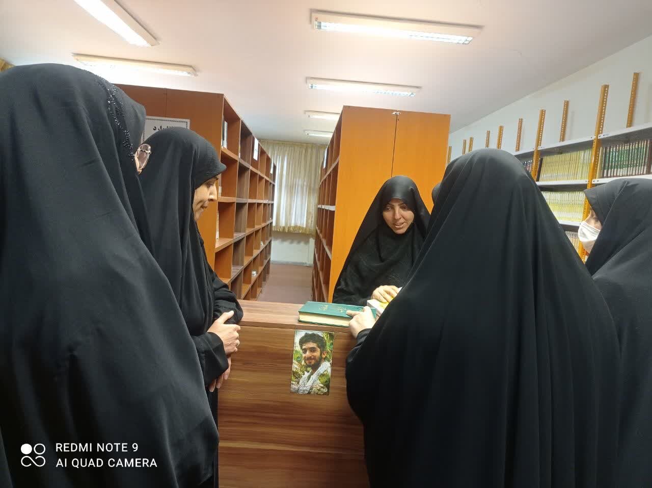 طلاب مدرسه علمیه فاطمه‌الزهرا(س) اراک با کتاب مرجع «الفیه ابن مالک» آشنا شدند