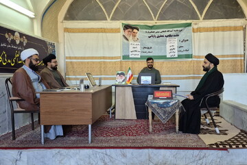 تصاویر/ جلسه دفاعیه تحقیق پایانی طلبه مدرسه علمیه آیت‌الله مدنی کاشانی(ره)