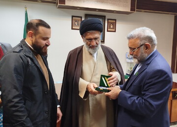 دیدار مشاور تولیت حرم مطهر بانوی کرامت با دست‌اندرکاران همایش سلمان فارسی در عراق + تصاویر