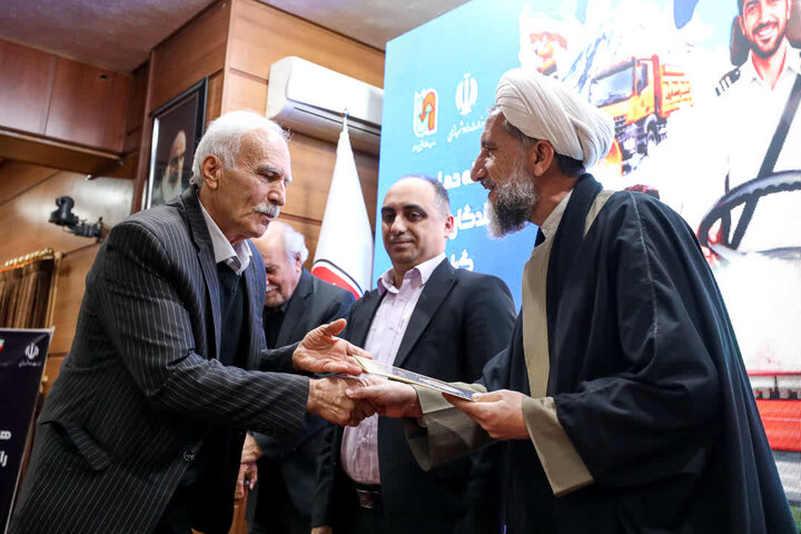 تصاویر / تجلیل از رانندگان توسط امام جمعه قزوین