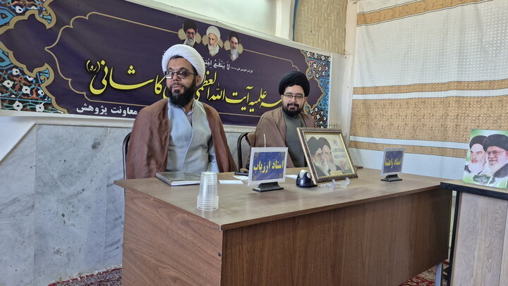 تصاویر/ جلسه دفاعیه تحقیق پایانی طلبه مدرسه علمیه آیت‌الله مدنی کاشانی(ره)