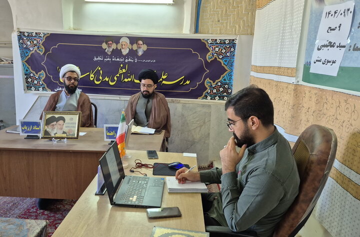 تصاویر/ جلسه دفاعیه تحقیق پایانی طلبه مدرسه علمیه آیت‌الله مدنی کاشانی(ره)