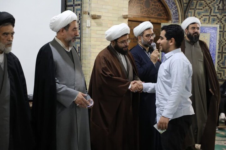 تصاویر|کرسی آزاد اندیشی با موضوع «آینده شغلی طلبه» در مدرسه امام صادق(ع)