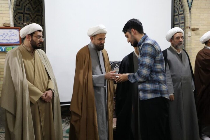 تصاویر|کرسی آزاد اندیشی با موضوع «آینده شغلی طلبه» در مدرسه امام صادق(ع)