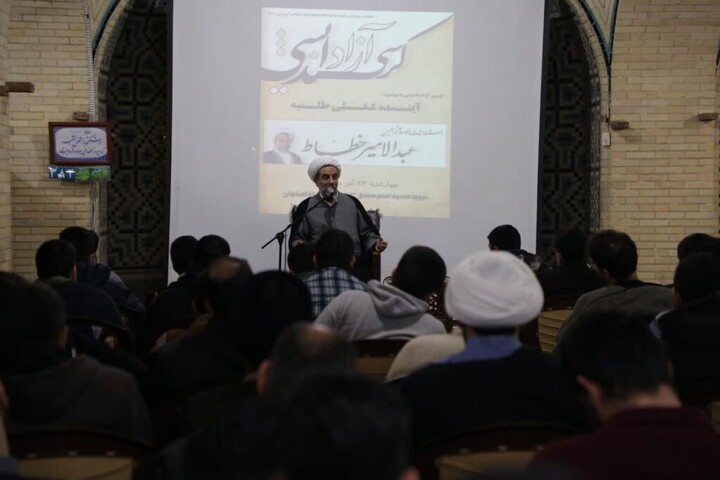 تصاویر|کرسی آزاد اندیشی با موضوع «آینده شغلی طلبه» در مدرسه امام صادق(ع)