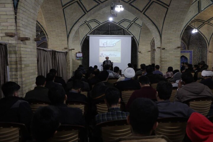 تصاویر|کرسی آزاد اندیشی با موضوع «آینده شغلی طلبه» در مدرسه امام صادق(ع)