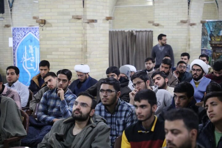 تصاویر|کرسی آزاد اندیشی با موضوع «آینده شغلی طلبه» در مدرسه امام صادق(ع)