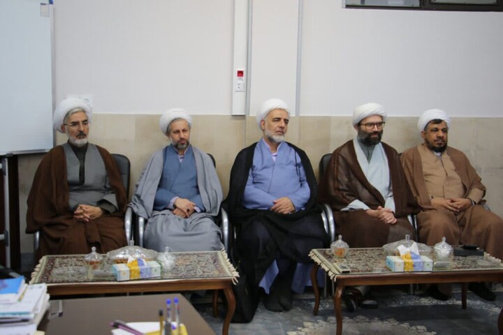 تصاویر|دیدار جمعی از مسئولین مرکز مدیریت حوزه علمیه اصفهان با آیت الله حکیم