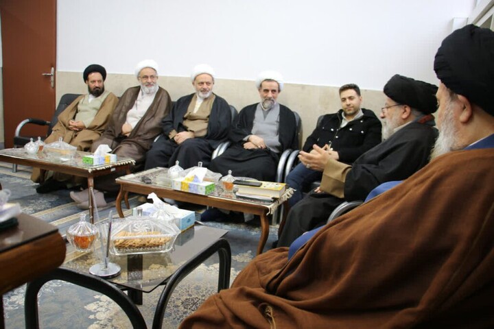 تصاویر|دیدار جمعی از مسئولین مرکز مدیریت حوزه علمیه اصفهان با آیت الله حکیم