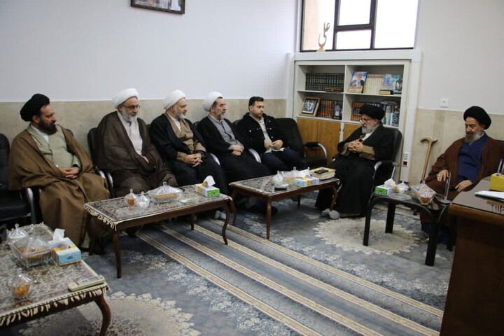 تصاویر|دیدار جمعی از مسئولین مرکز مدیریت حوزه علمیه اصفهان با آیت الله حکیم