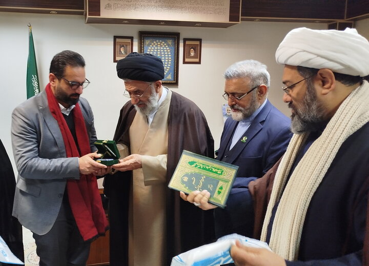 دیدار مشاور تولیت حرم مطهر بانوی کرامت با دست‌اندرکاران همایش سلمان فارسی در عراق + تصاویر