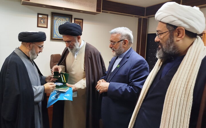 دیدار مشاور تولیت حرم مطهر بانوی کرامت با دست‌اندرکاران همایش سلمان فارسی در عراق + تصاویر