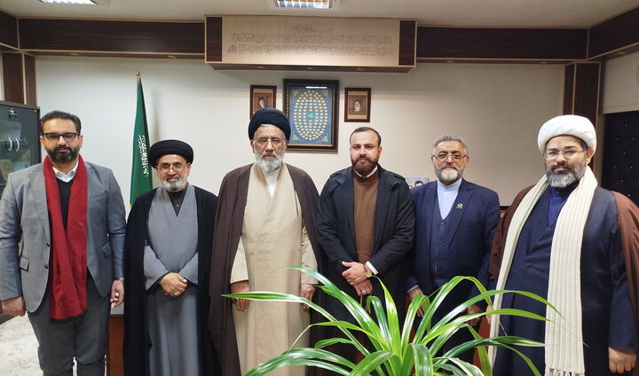 دیدار مشاور تولیت حرم مطهر بانوی کرامت با دست‌اندرکاران همایش سلمان فارسی در عراق + تصاویر